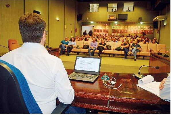 Dúvidas sobre projeto marcam audiência pública