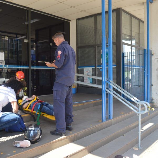 Mulher cai de moto e é atendida pelos bombeiros no Centro
