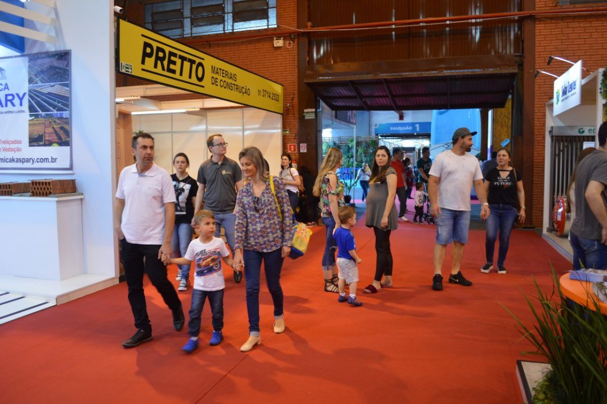 Tarde de negócios e bom público na Construmóbil