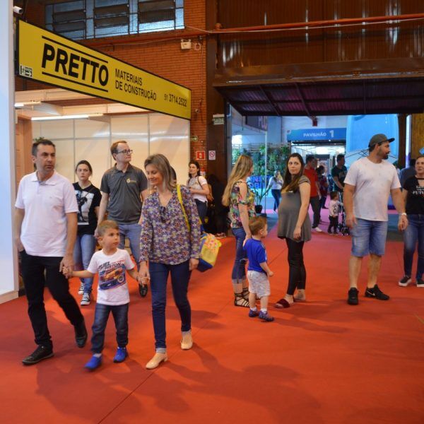 Tarde de negócios e bom público na Construmóbil
