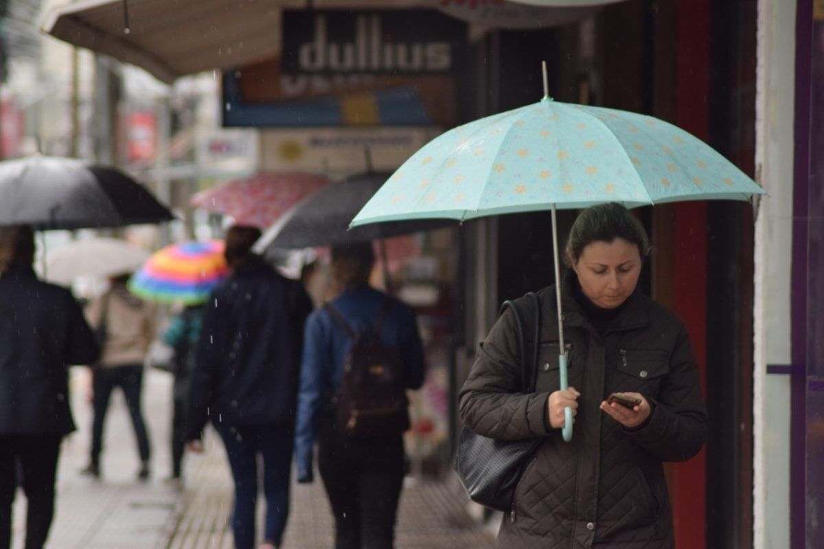 Chegada do ar frio derruba temperatura e traz chuva