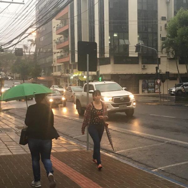 Frente fria avança e provoca chuva no Vale