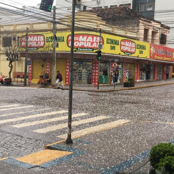 Chuva de granizo atinge cidades da região