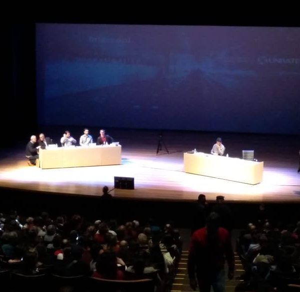 600 pessoas acompanham palestra do Intercept