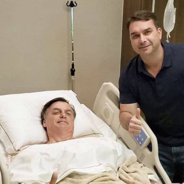 Jair Bolsonaro comemora cirurgia bem-sucedida