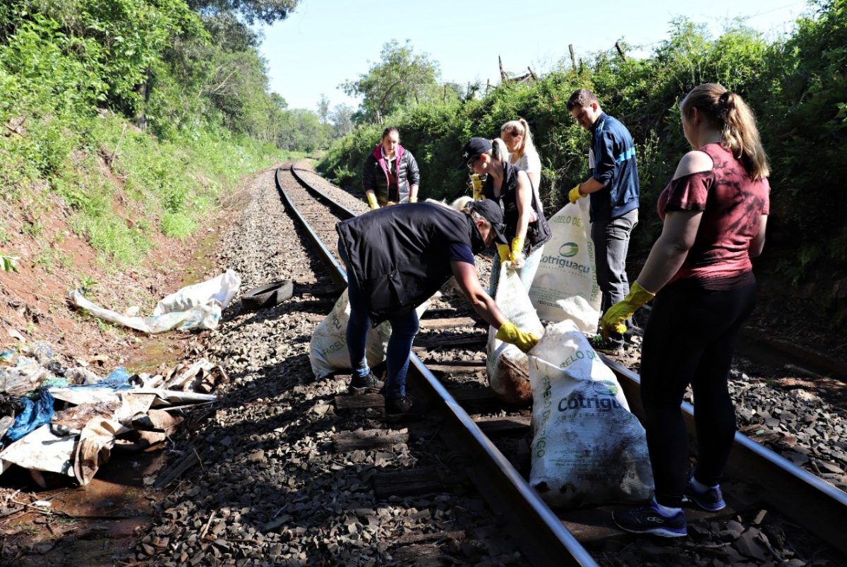 Voluntários recolhem 10 toneladas de resíduos em cinco quilômetros