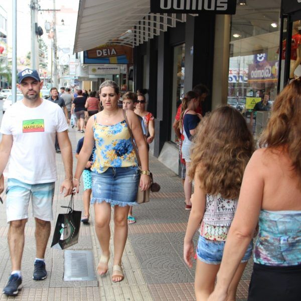 Mais de 20 empresas já  confirmaram que abrem no feriado