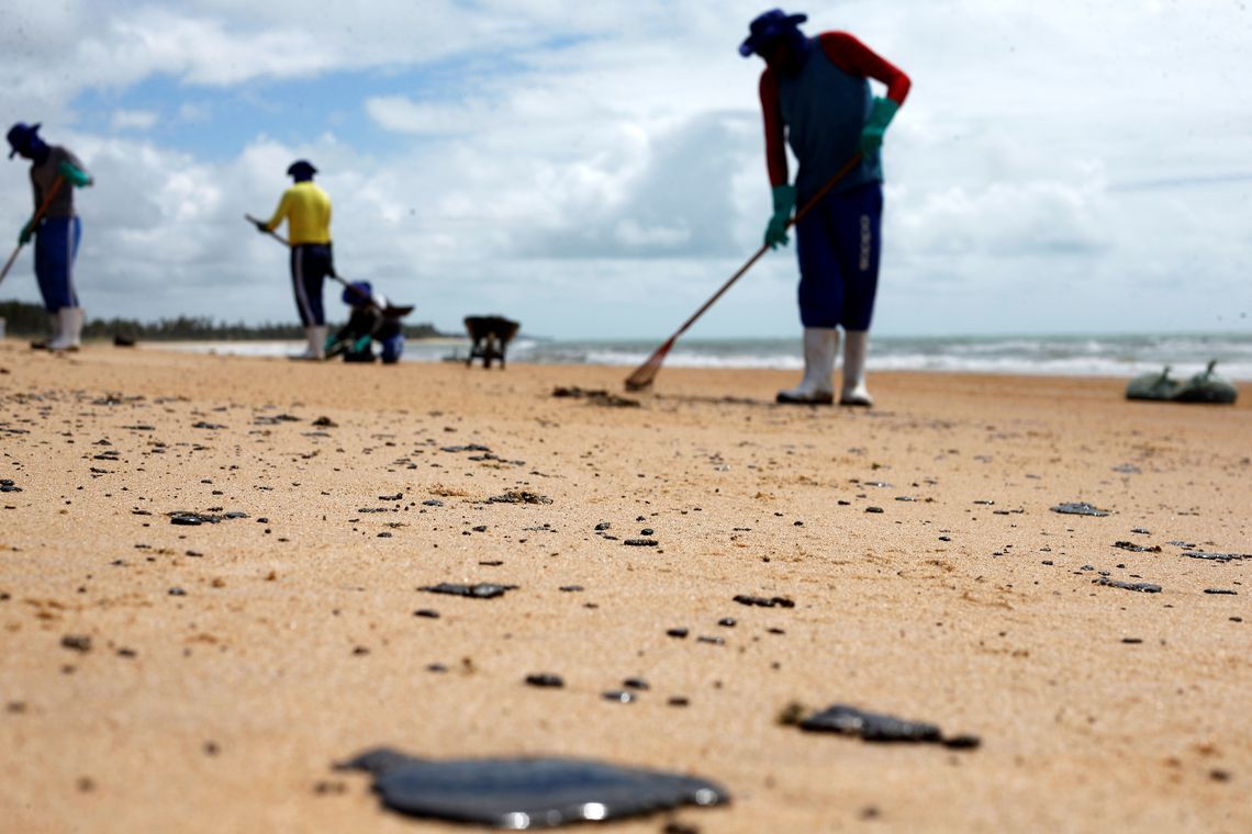Mais de 500 toneladas de resíduos de óleo foram retiradas de praias nordestinas