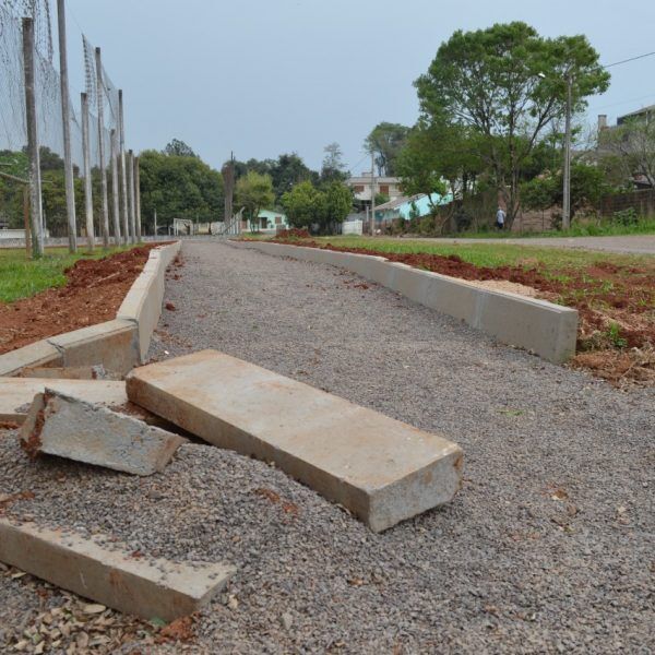 Obra não avança e bairro cobra pista de caminhada