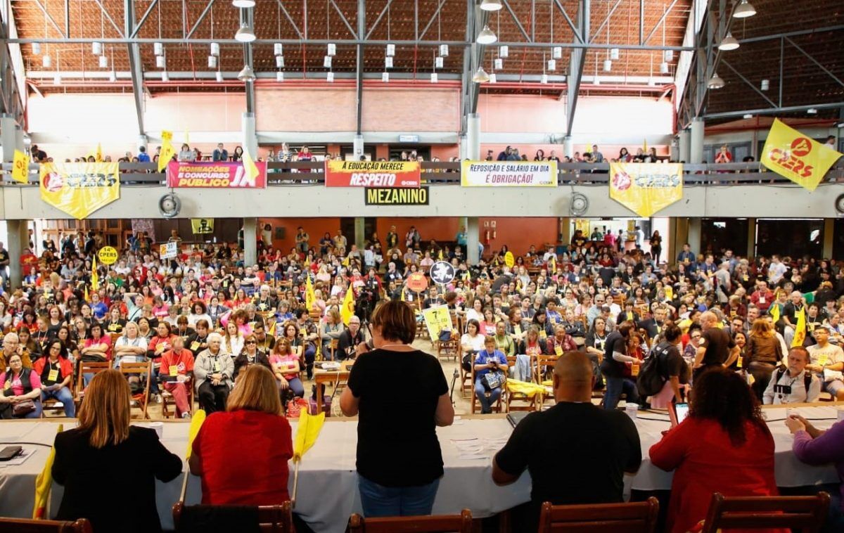 Professores podem entrar em greve ainda neste mês