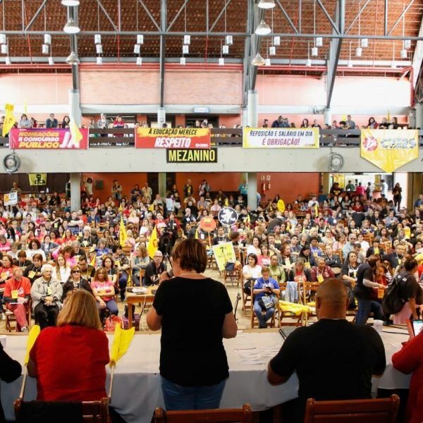 Professores podem entrar em greve ainda neste mês