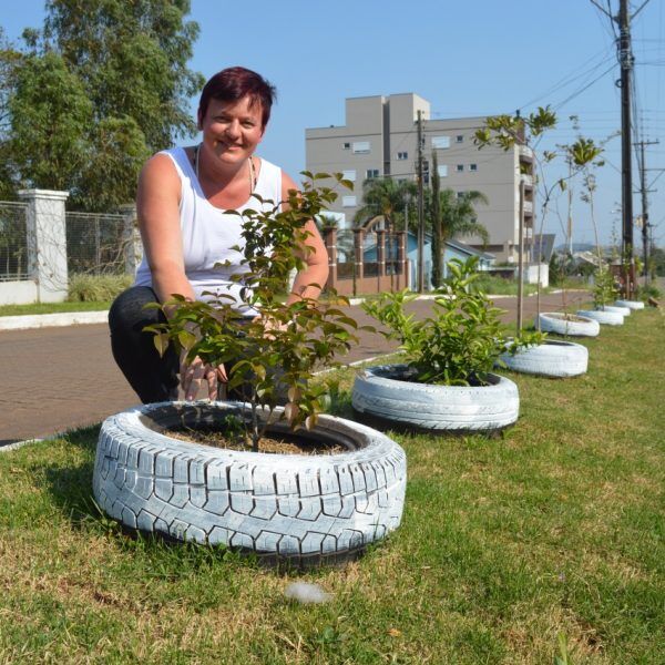 Vizinhos plantam árvores  e dão exemplo de cidadania