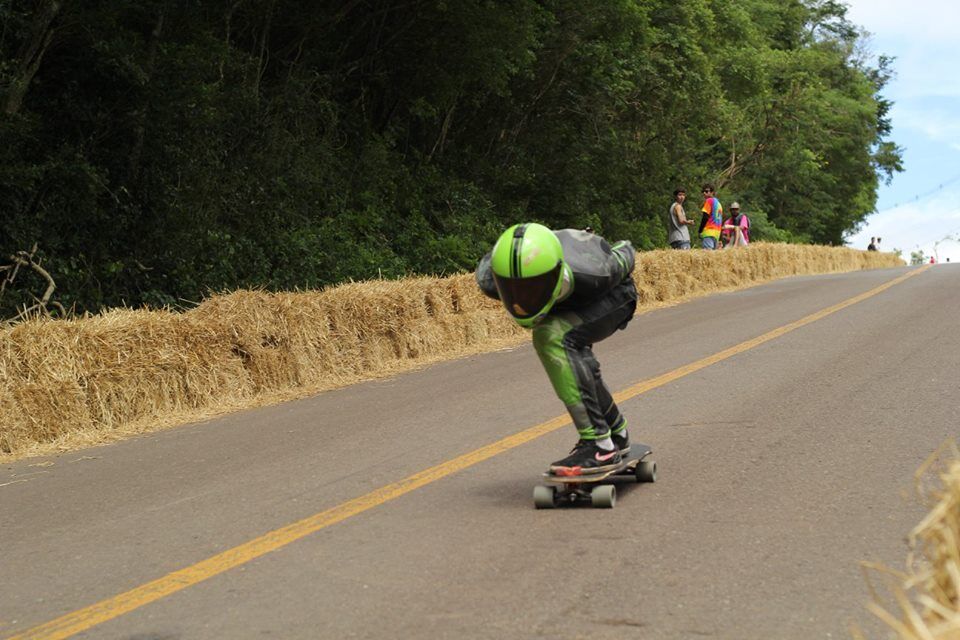 A mais de 70 km/h ladeira abaixo