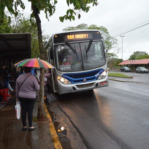 Usuários pedem volta de ponto de ônibus ao parque