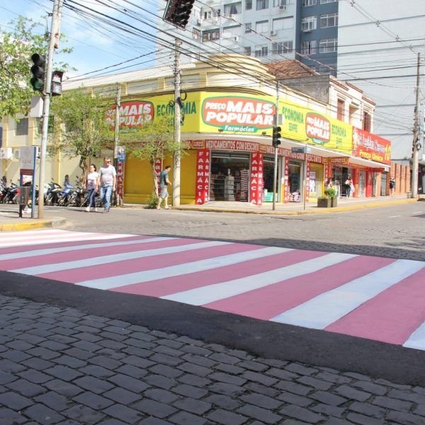 Faixas de pedestres recebem pintura alusiva ao Outubro Rosa