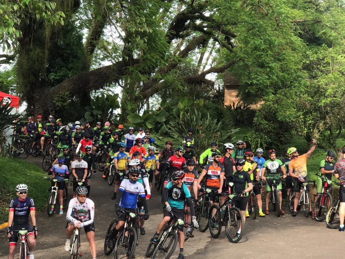 Ciclistas desafiam montanhas do Vale
