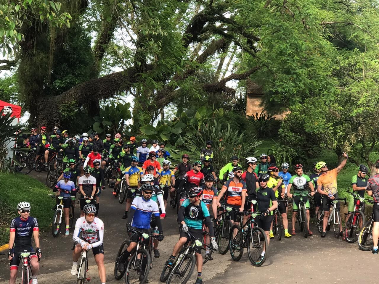 Ciclistas desafiam montanhas do Vale