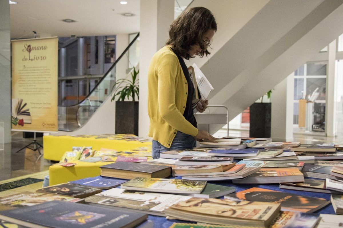 Troca-Troca de Livros ocorre durante a Feira do Livro de Lajeado