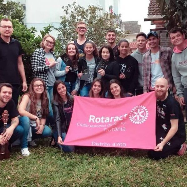 Rotaract Club realiza sonho de debutantes