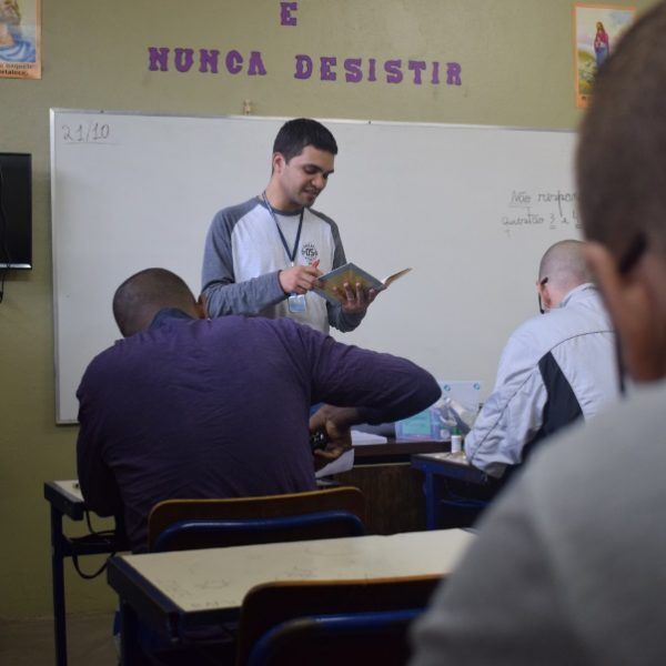 Campanha ajuda a formar leitores dentro do presídio