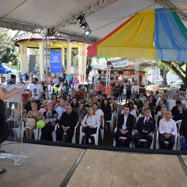 Feira abre com proposta de mostrar o espetáculo da literatura