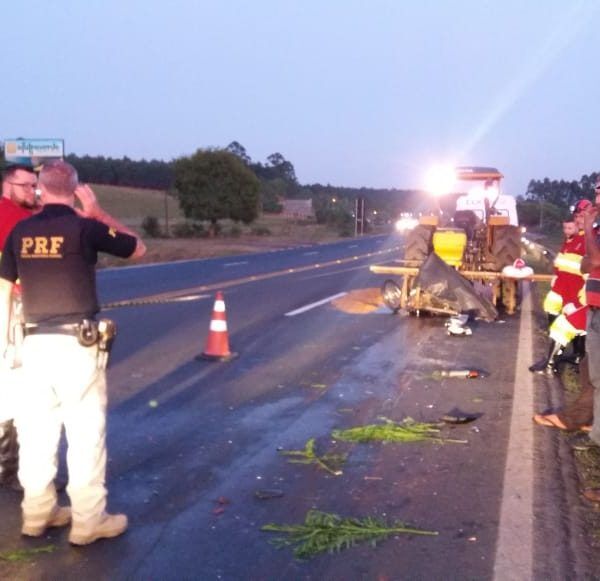 Motociclista morre após colidir em trator