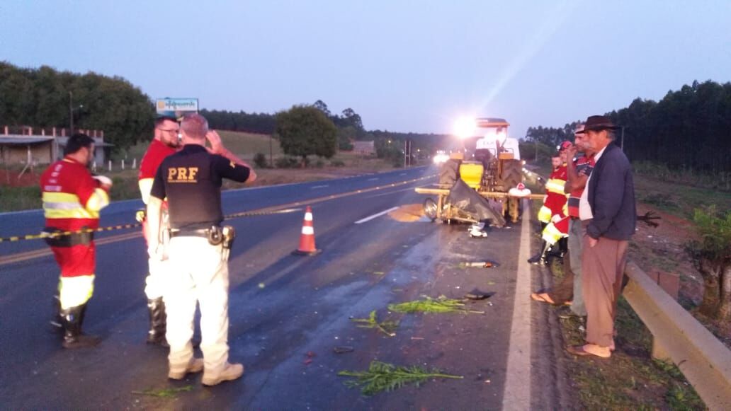 Motociclista morre após colidir em trator