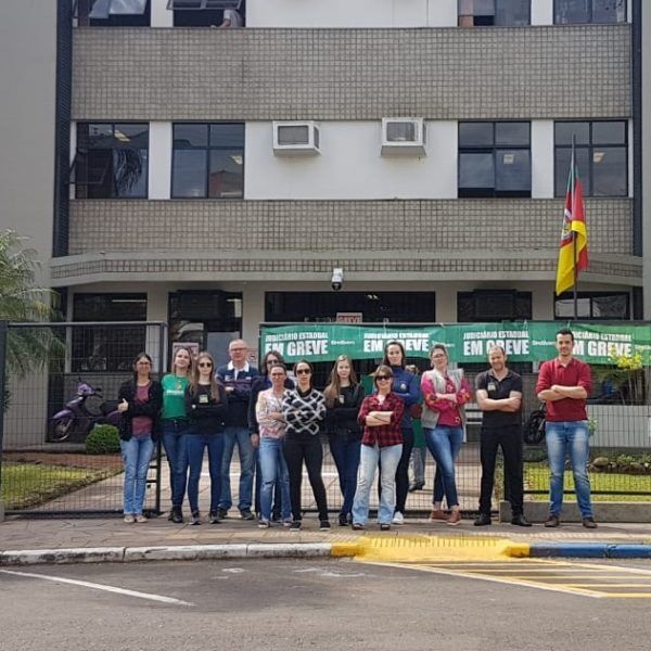 Protesto marca uma semana de greve do Judiciário