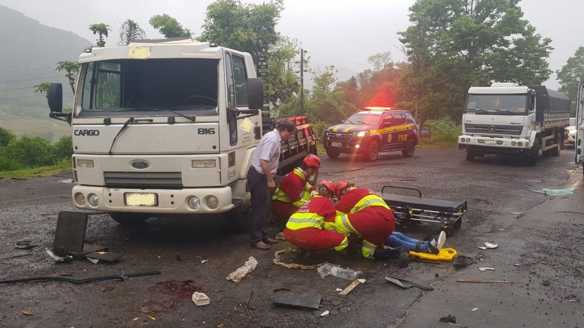 Colisão entre caminhões deixa mulher gravemente ferida