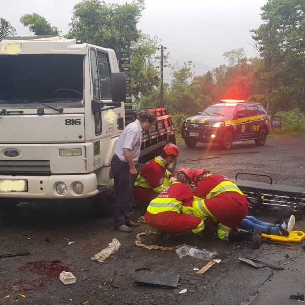 Colisão entre caminhões deixa mulher gravemente ferida