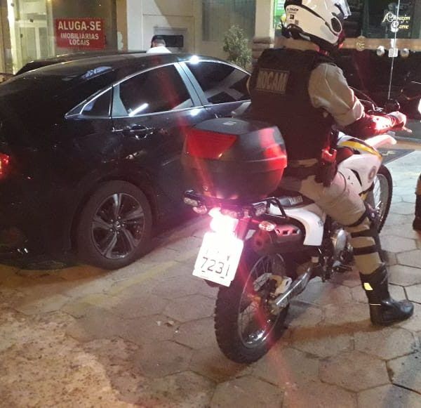 Indivíduos são presos por posse ilegal de arma e extorsão