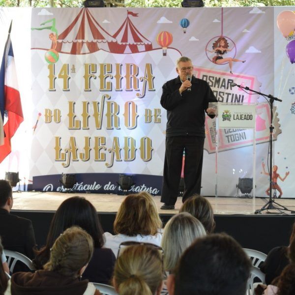 “O que aparece pela frente, eu leio”