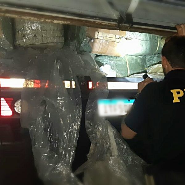PRF apreende carreta carregada com contrabando