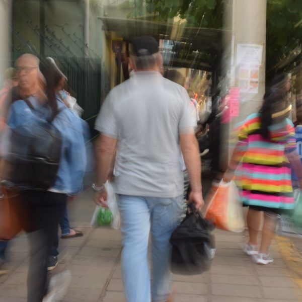 Metade dos brasileiros vive com R$ 413 mensais, aponta IBGE