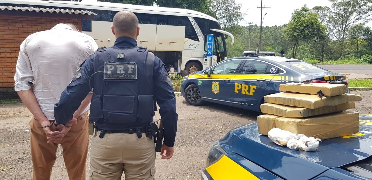 PRF de Lajeado apreende skank, haxixe e maconha em ônibus