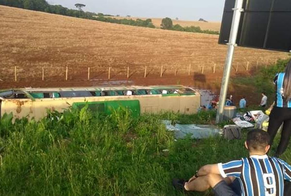 Ônibus que se deslocava ao Grenal sofre acidente com furgão. Uma pessoa morre