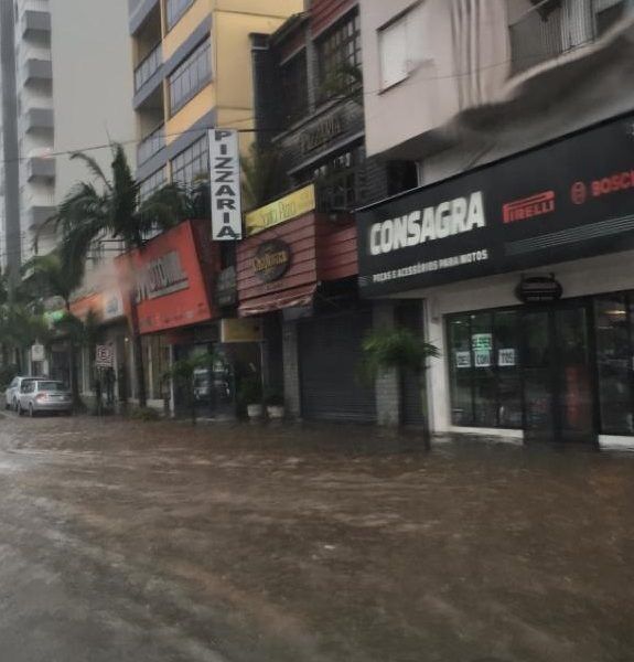 Enxurrada causa transtornos na avenida Alberto Pasqualini