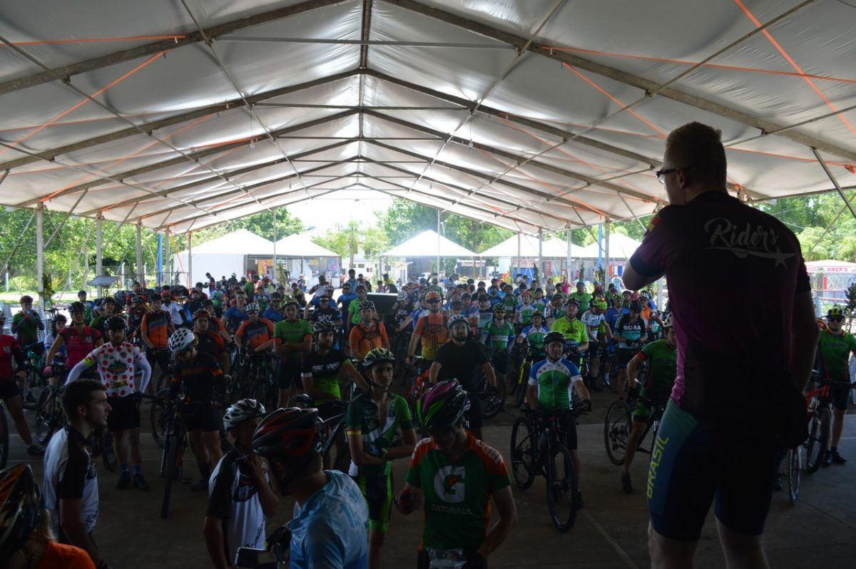 Pedalada reúne 200 ciclistas em prol da menina Lívia