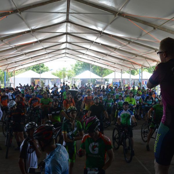 Pedalada reúne 200 ciclistas em prol da menina Lívia