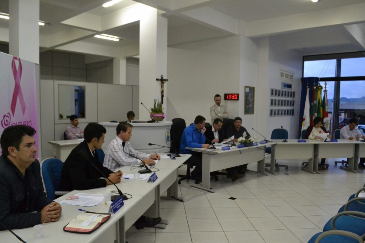 Vereadores da legislatura passada recorrem à Justiça pelo 13° salário