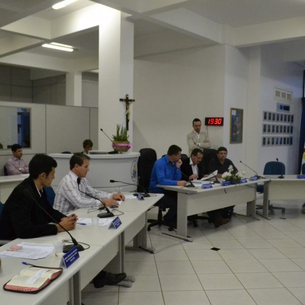 Vereadores da legislatura passada recorrem à Justiça pelo 13° salário
