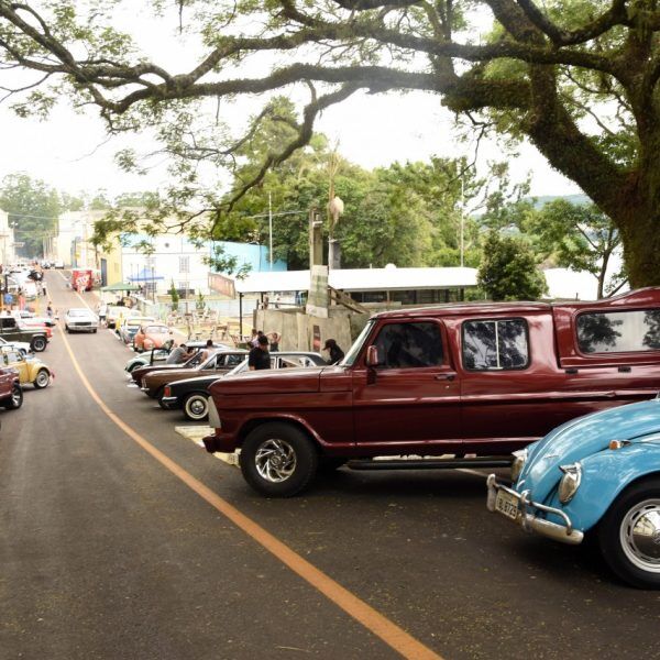 Escadaria da Polar sedia evento de carros antigos