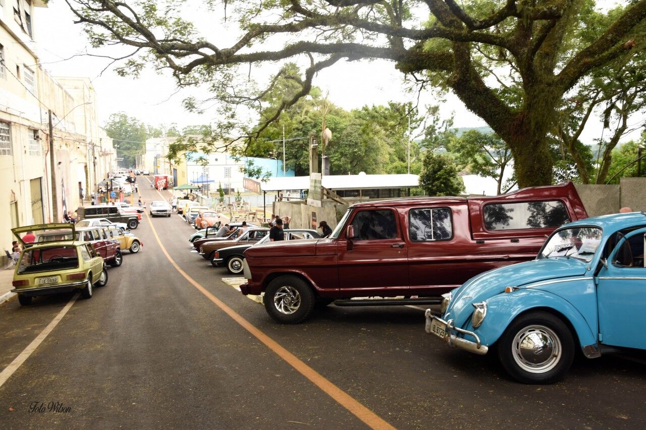 Escadaria da Polar sedia evento de carros antigos