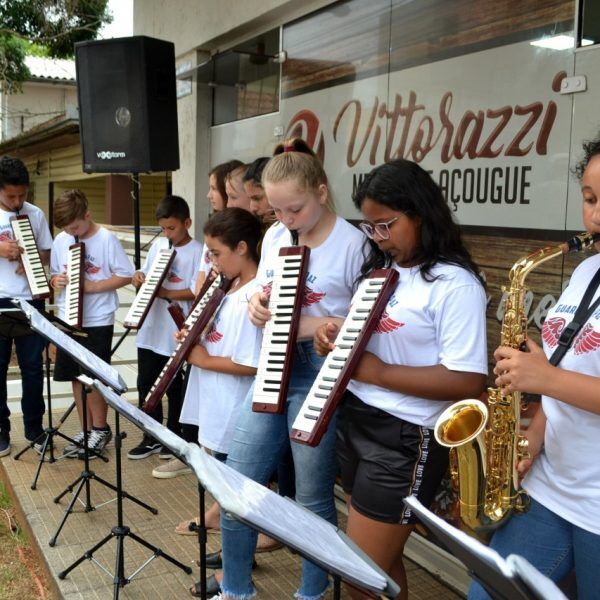 Com música, Slan agradece o auxílio de voluntários