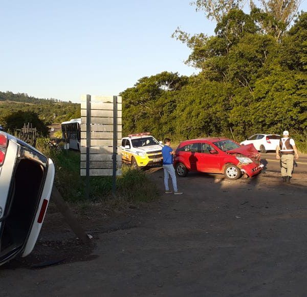 Caminhonete tomba após acidente na RSC-453