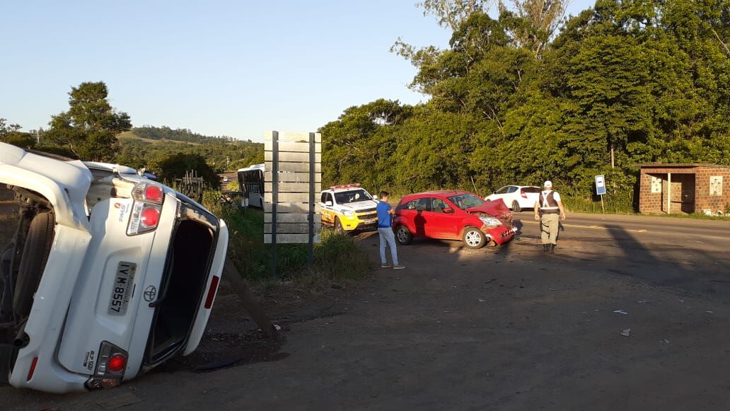 Caminhonete tomba após acidente na RSC-453