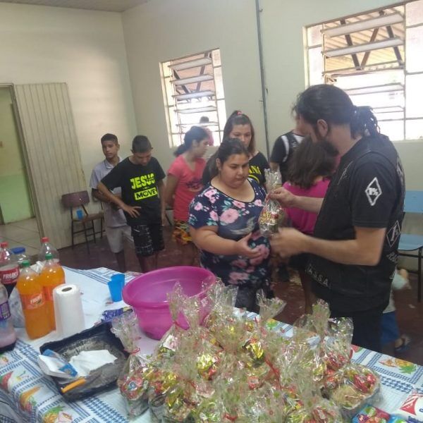 Voluntários levam presentes e alegria para o Natal da Saidan