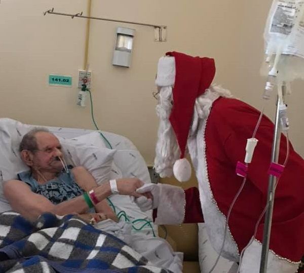 Papai Noel visita pacientes do HBB