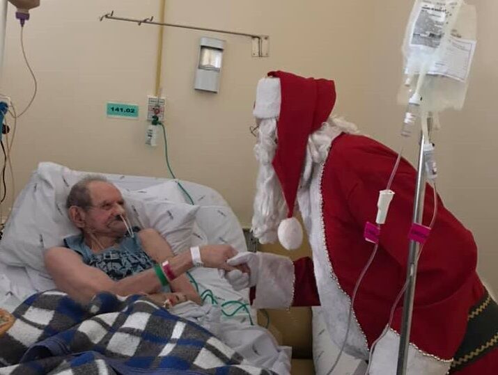 Papai Noel visita pacientes do HBB