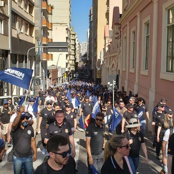 Policiais civis gaúchos protestam contra pacote de Eduardo Leite e definem greve